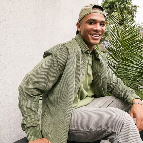 ASOS DESIGN oversized 90s style cord shirt in sage green - Picture 4 of 9